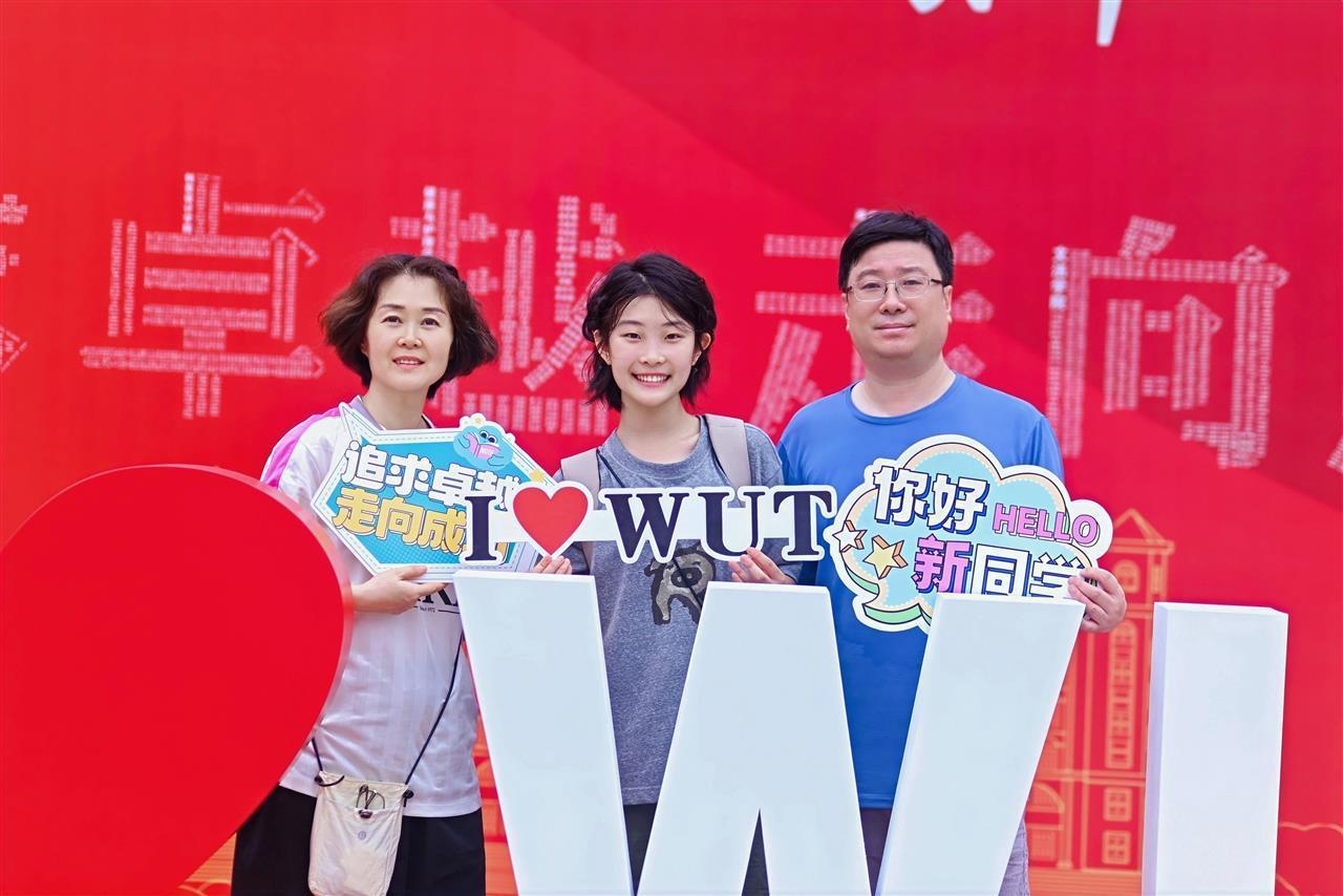 杏彩体育，武汉这所高校将5000名新生姓名拼成校训打卡墙